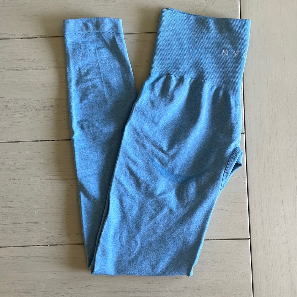 NVGTN Sky blue seamless leggings with contour on legs and booty